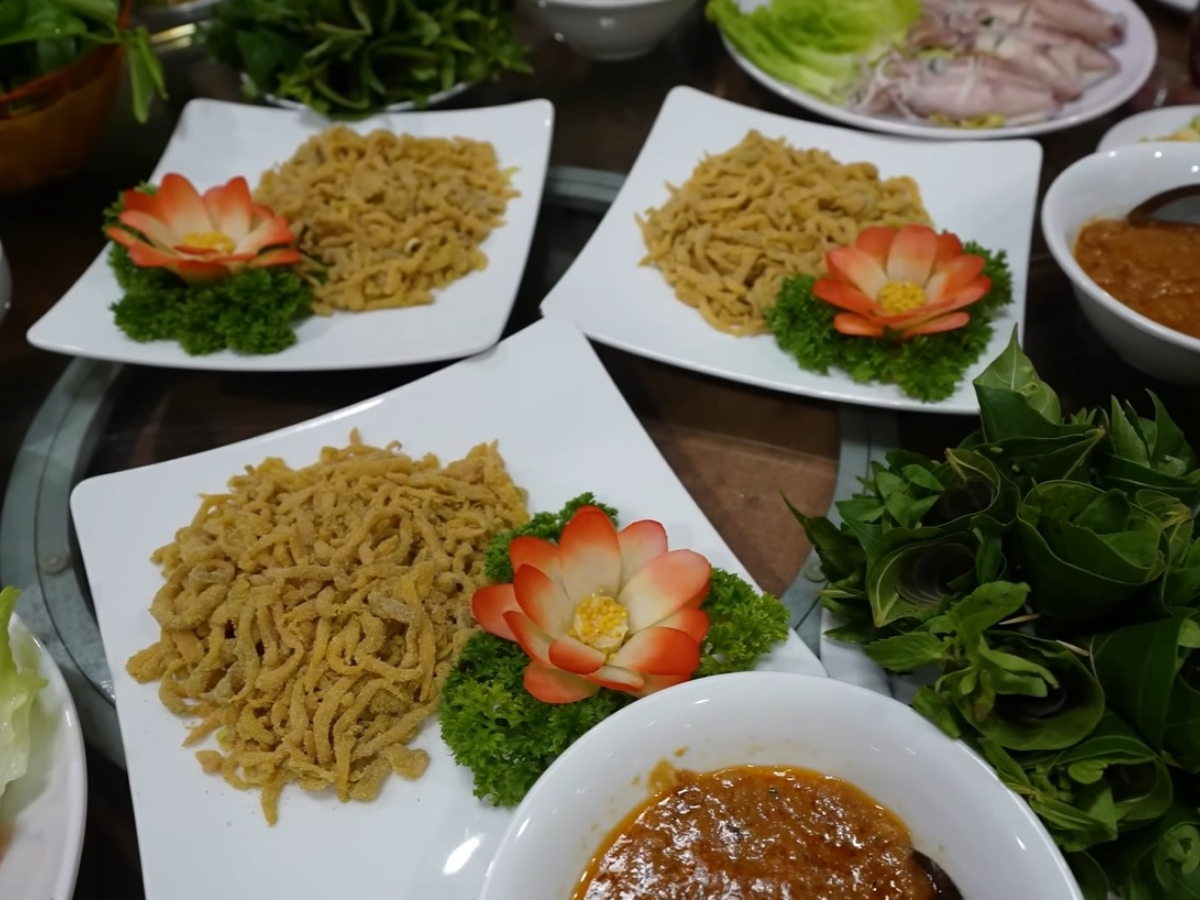 Món gỏi nhệch được phục vụ trực tiếp tại nhà hàng. 