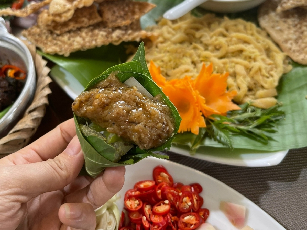 Gỏi cá nhệch Nga Sơn ăn chuẩn phải kèm với nước chẻo.