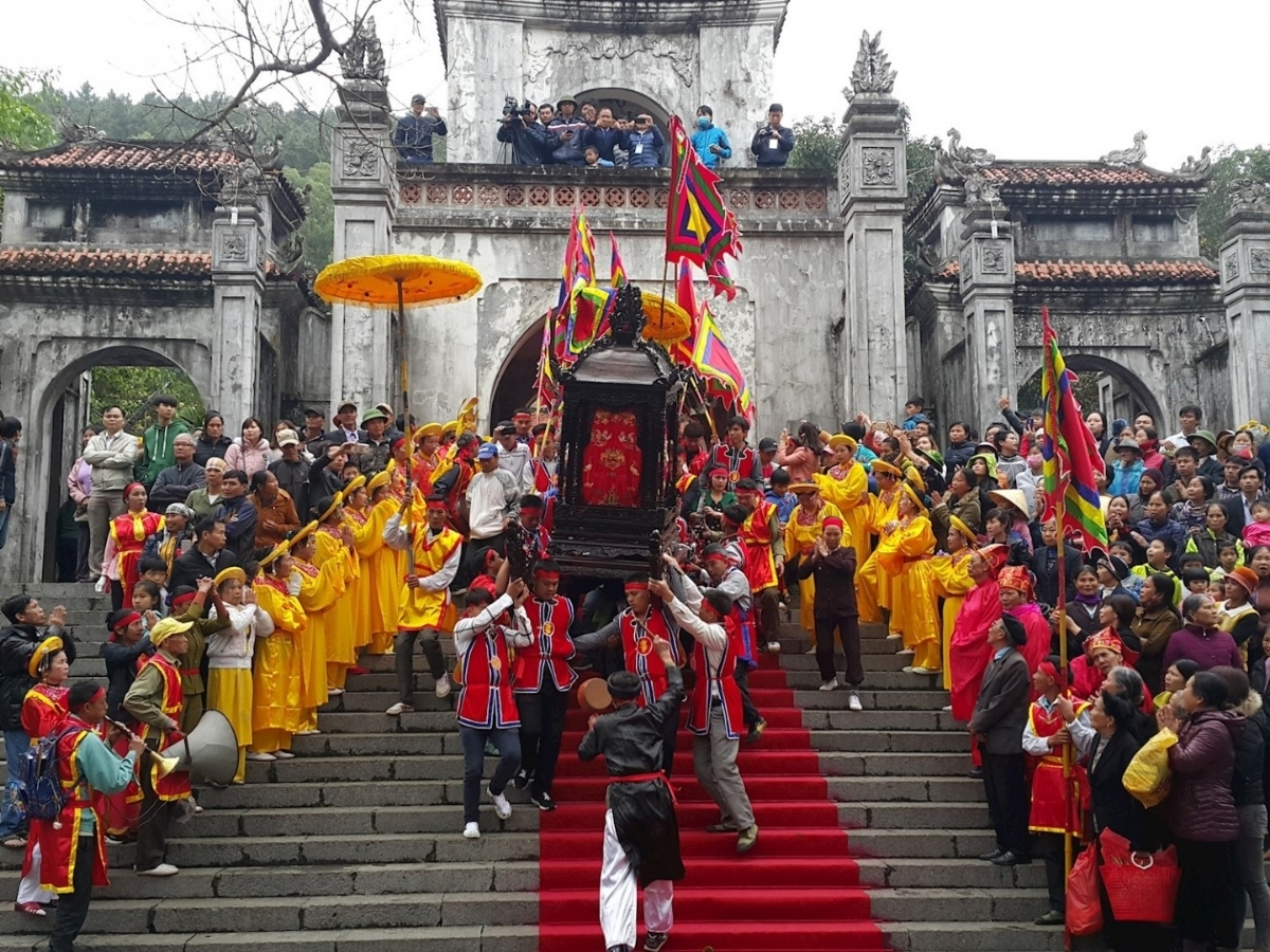 Khung cảnh lễ hội truyền thống tại đền Bà Triệu.