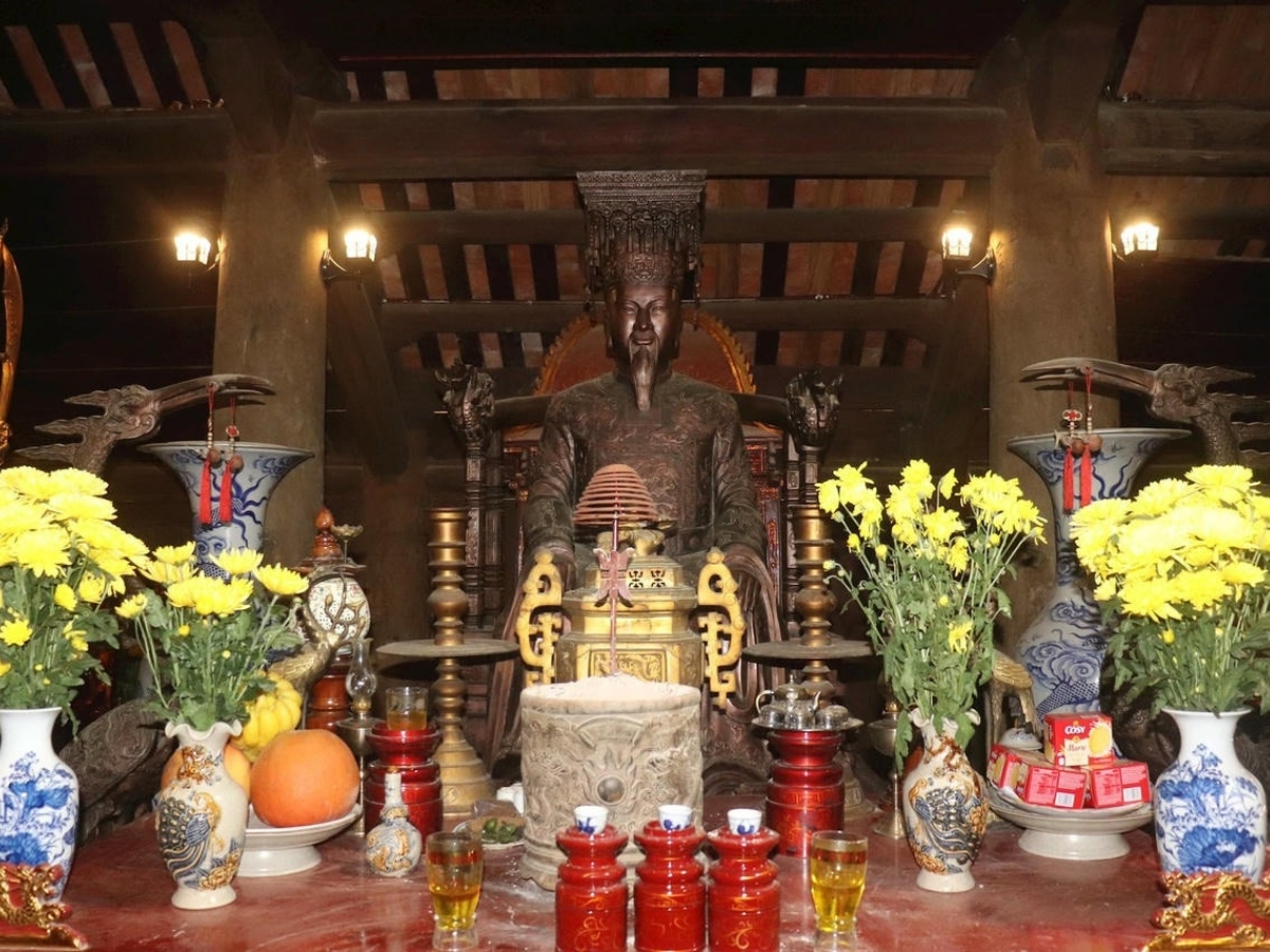 Tượng vua Lê Hoàn đúc bằng đồng tại đền thờ.