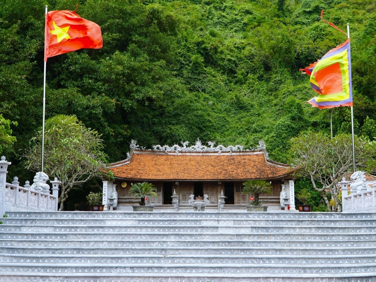 Đền thờ Mai An Tiêm là gắn liền với nhân vật lịch sử nổi bật.