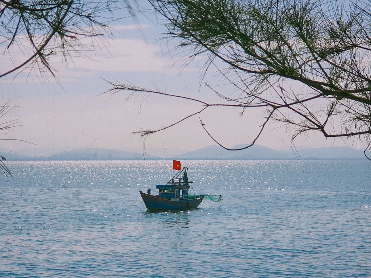 Người dân làng chài duy trì nghề cá bám biển.