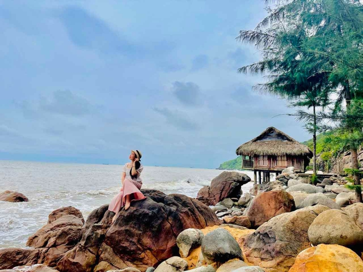 Bãi đá ong là địa điểm check in nổi bật tại bãi Đông.