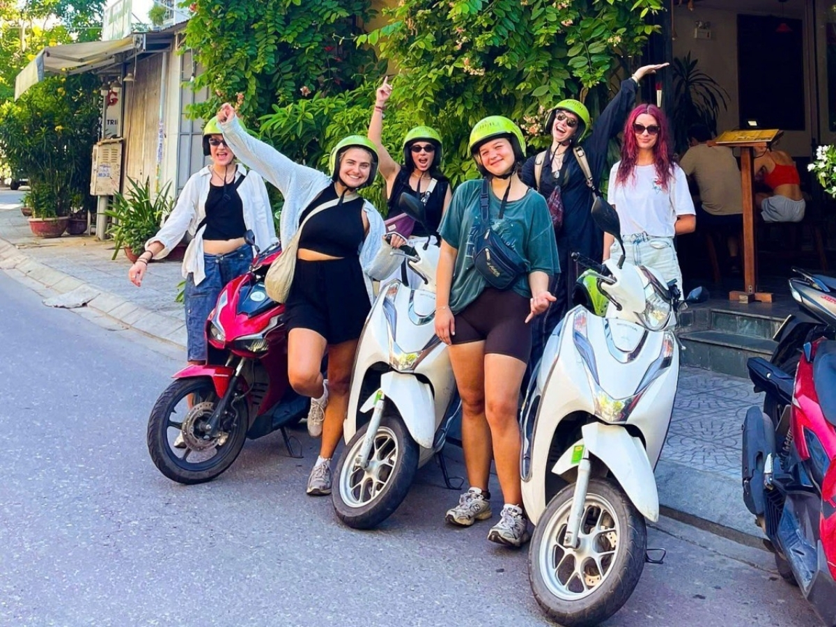 Dịch vụ thuê xe máy được nhiều du khách nước ngoài lựa chọn.