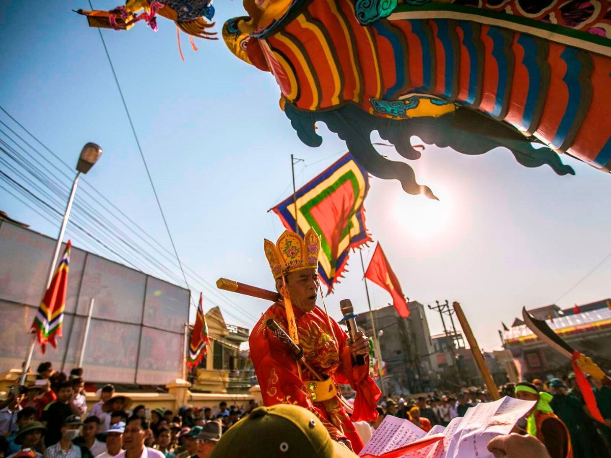 Lễ hội cầu ngư Hậu Lộc là dịp để mọi người bày tỏ lòng tôn kính với các vị thần biển.