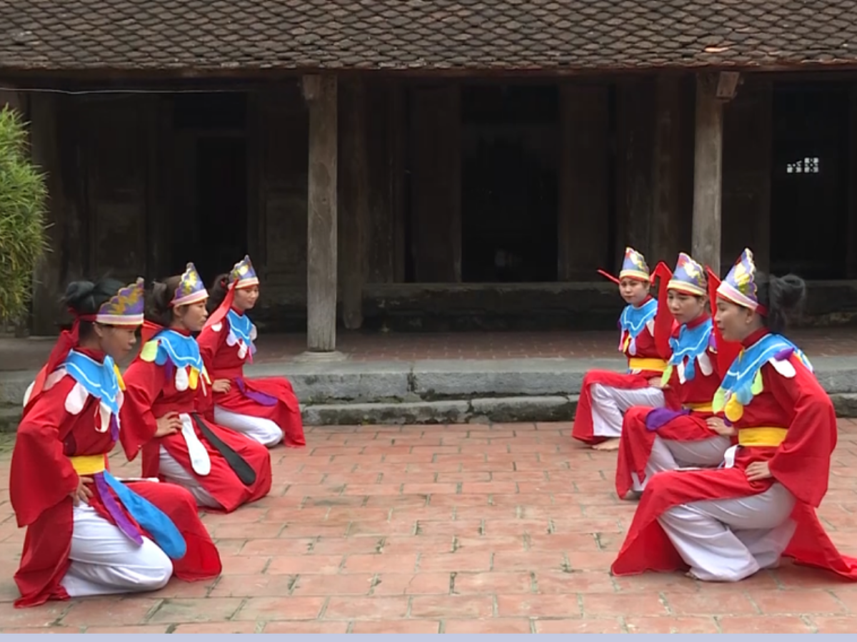 Các tiết mục múa điêu luyện với lời ca sâu lắng của dân ca dân vũ Đông Anh tạo nên một không gian nghệ thuật trọn vẹn.