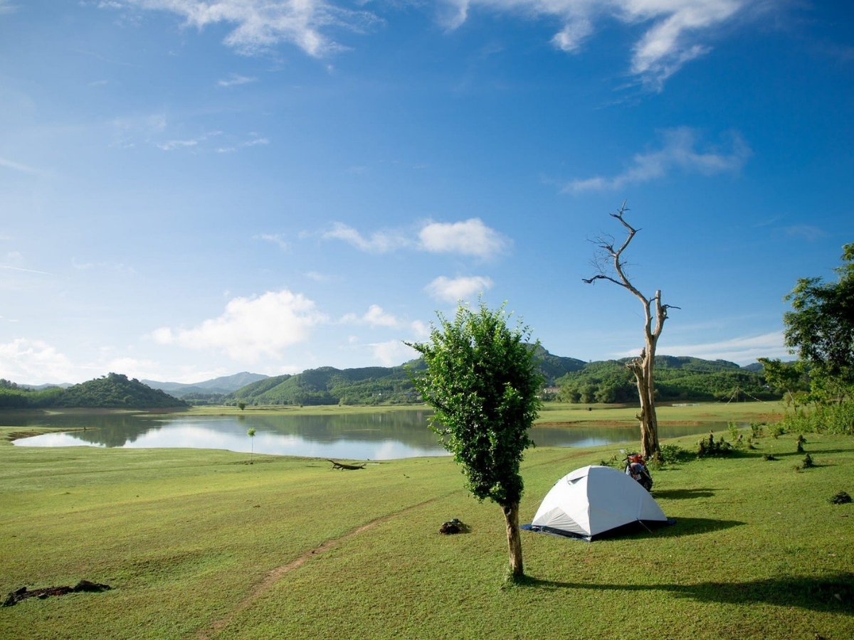 Camping giữa lòng thiên nhiên tại hồ Sông Mực. 