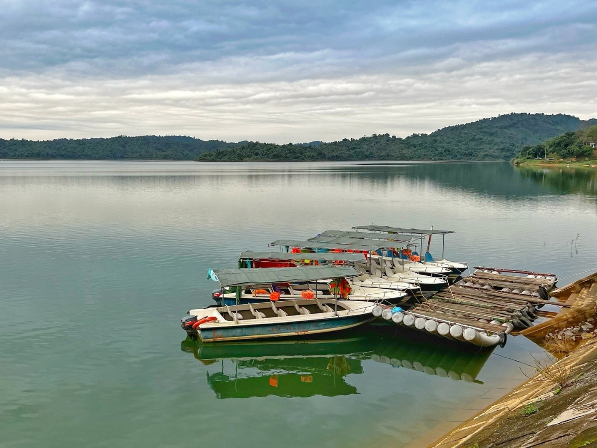 Dịch vụ thuyền phục vụ du khách tại hồ Sông Mực. 