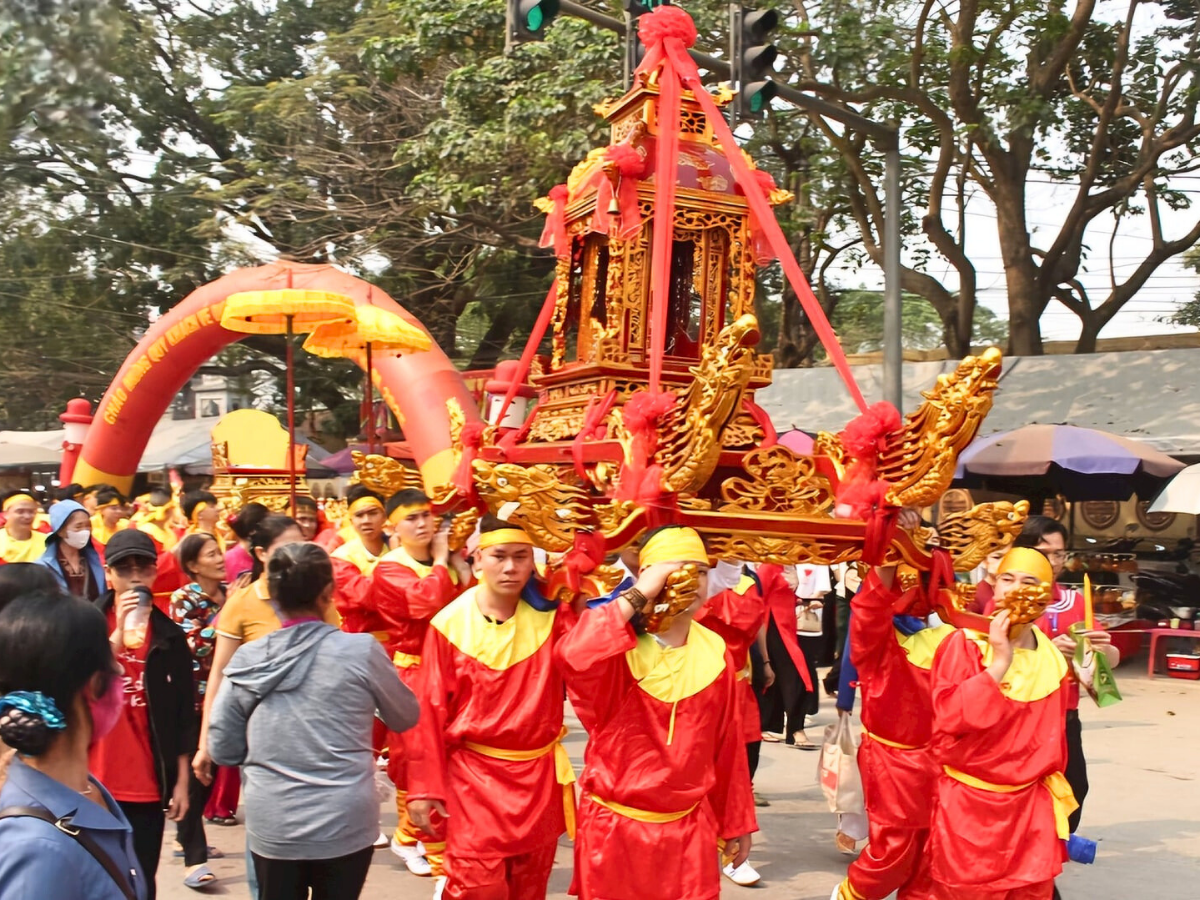Tham quan cảnh đền, tham dự lễ rước và các hoạt động phần hội tại lễ hội đền Sòng. 