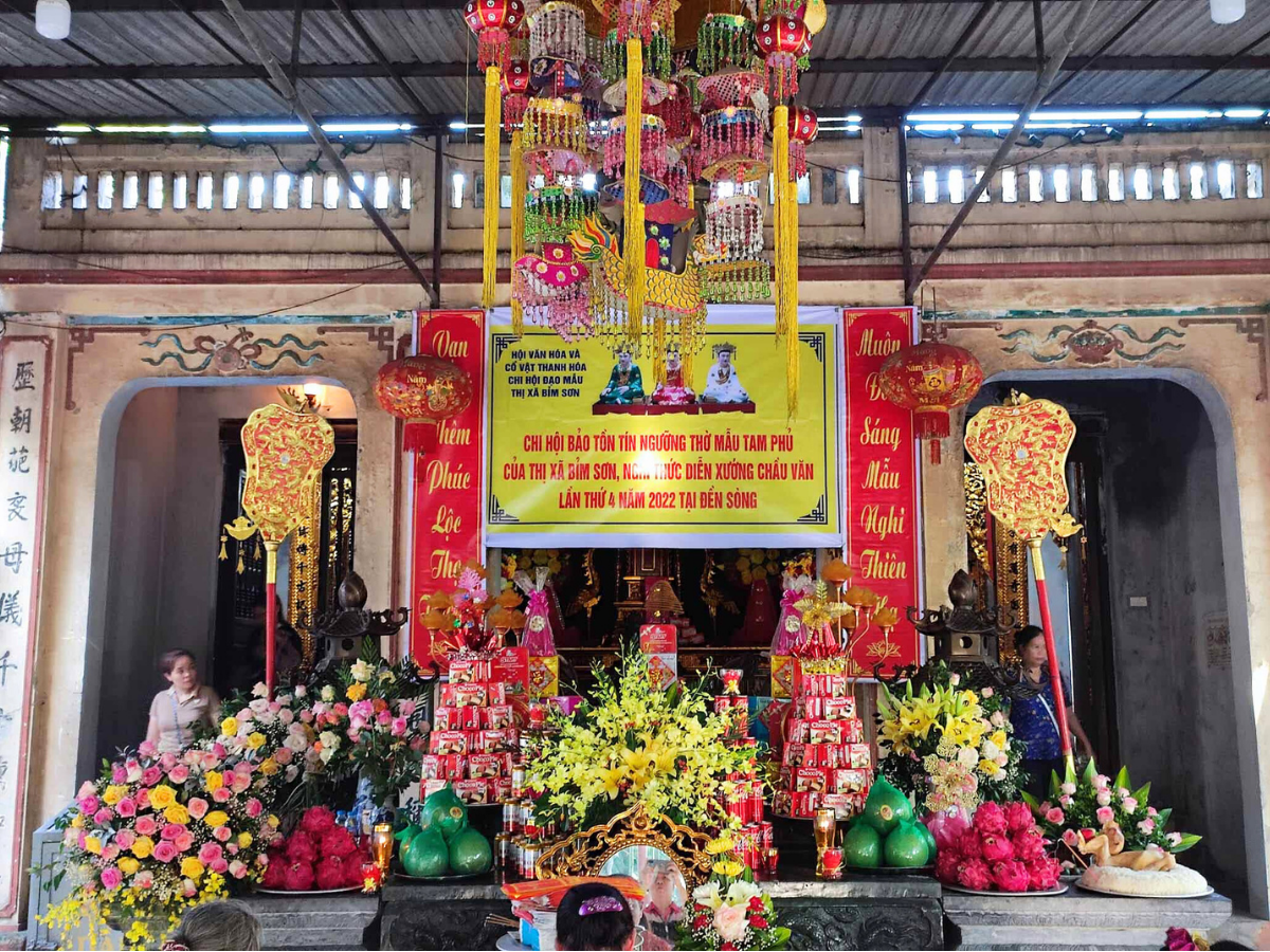 Những câu chuyện về sự linh ứng của Thánh Mẫu đã khiến đền Sòng trở thành trung tâm thờ tự lớn trong tín ngưỡng Đạo Mẫu.