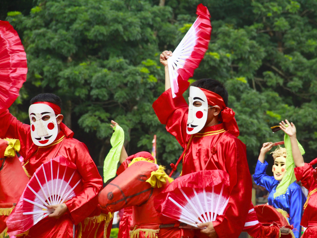 Bầu không khí tại làng Xuân Phả trong những ngày diễn ra lễ hội trở nên tưng bừng, rộn rã tiếng cười nói và âm nhạc.