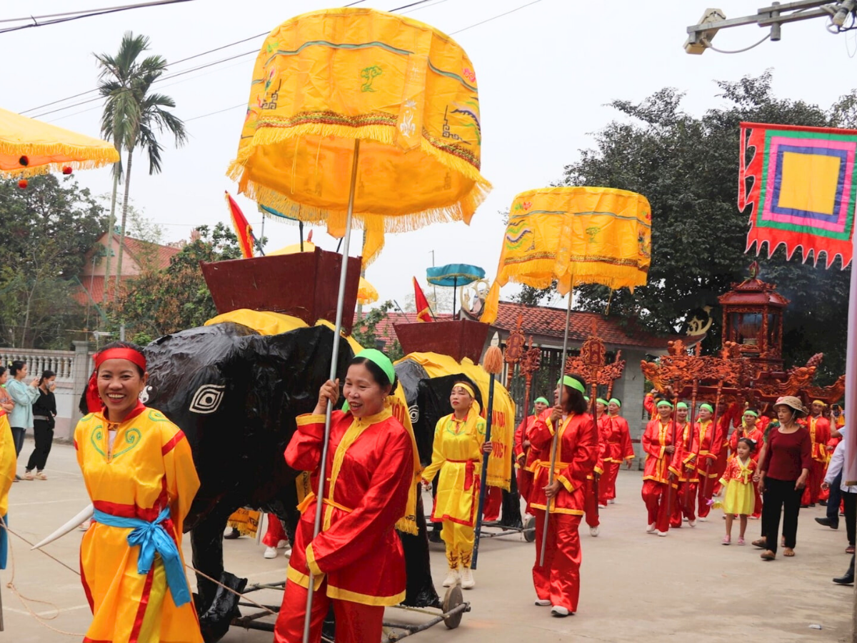 Nghi lễ rước Thành hoàng được xem như linh hồn của lễ hội Trò Chiềng. 