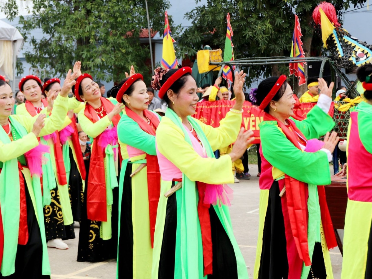 Hoạt động giải trí đan xen trong lễ hội giúp tăng cường sự giao lưu, gắn bó giữa các thành viên trong làng. 