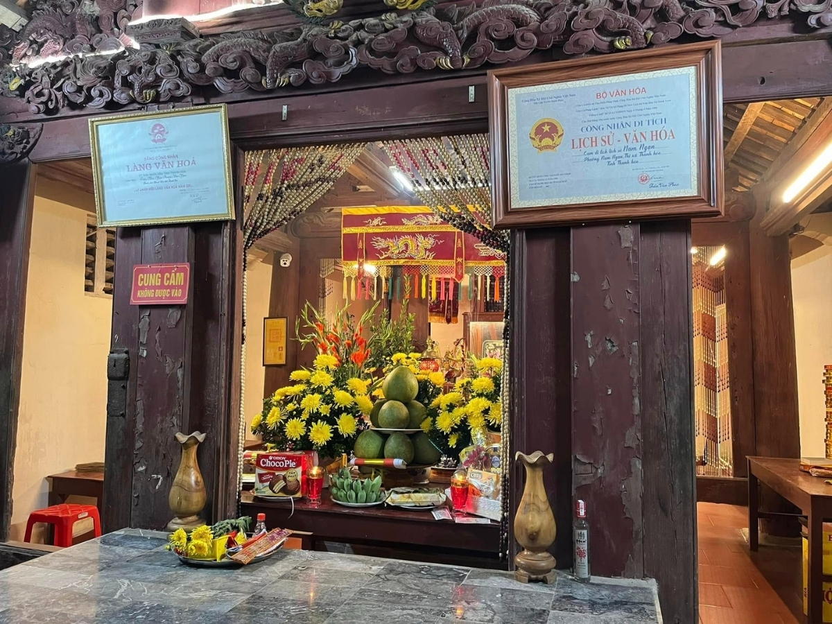 Không gian thờ tự phía trong đền thờ Chu Văn Lương. 