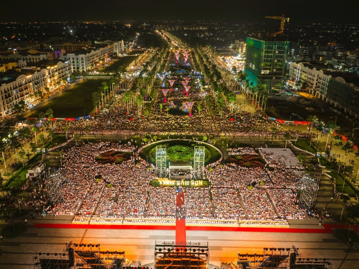 Quảng trường biển Sầm Sơn trong lễ khai mạc du lịch biển 2025. 