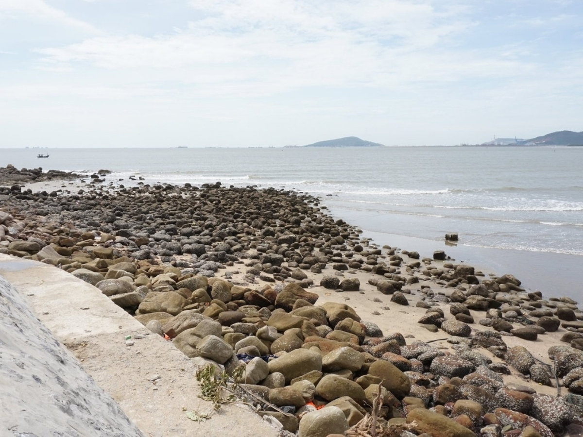 Bờ biển hoang sơ và yên bình tại biển Hải Thanh.