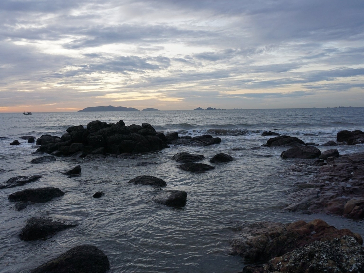 Biển Hải Thanh vào buổi bình minh. 