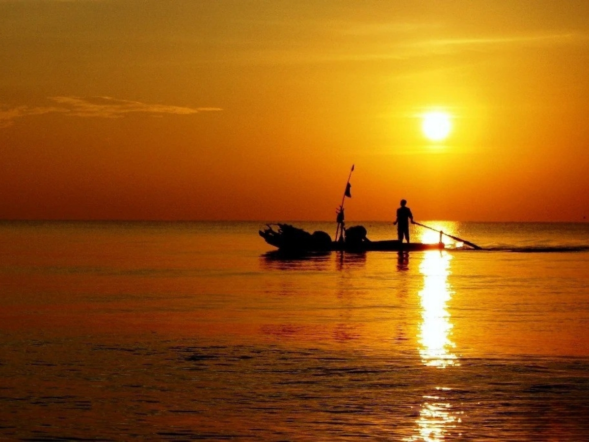 Bình minh tại biển Quảng Nham.