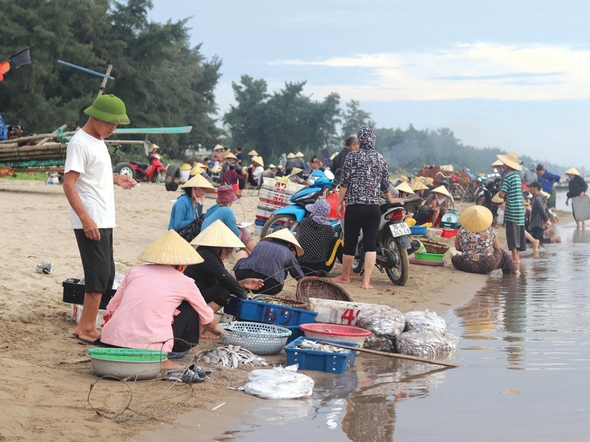 Ngư dân Quảng Nham tổ chức mua bán hải sản tươi sống.