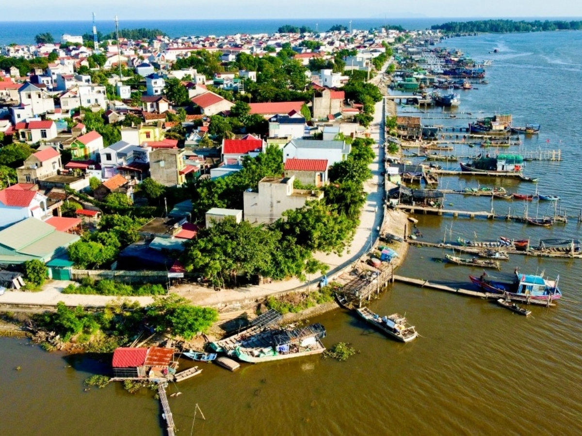 Biển Quảng Nham nhìn từ trên cao xuống.