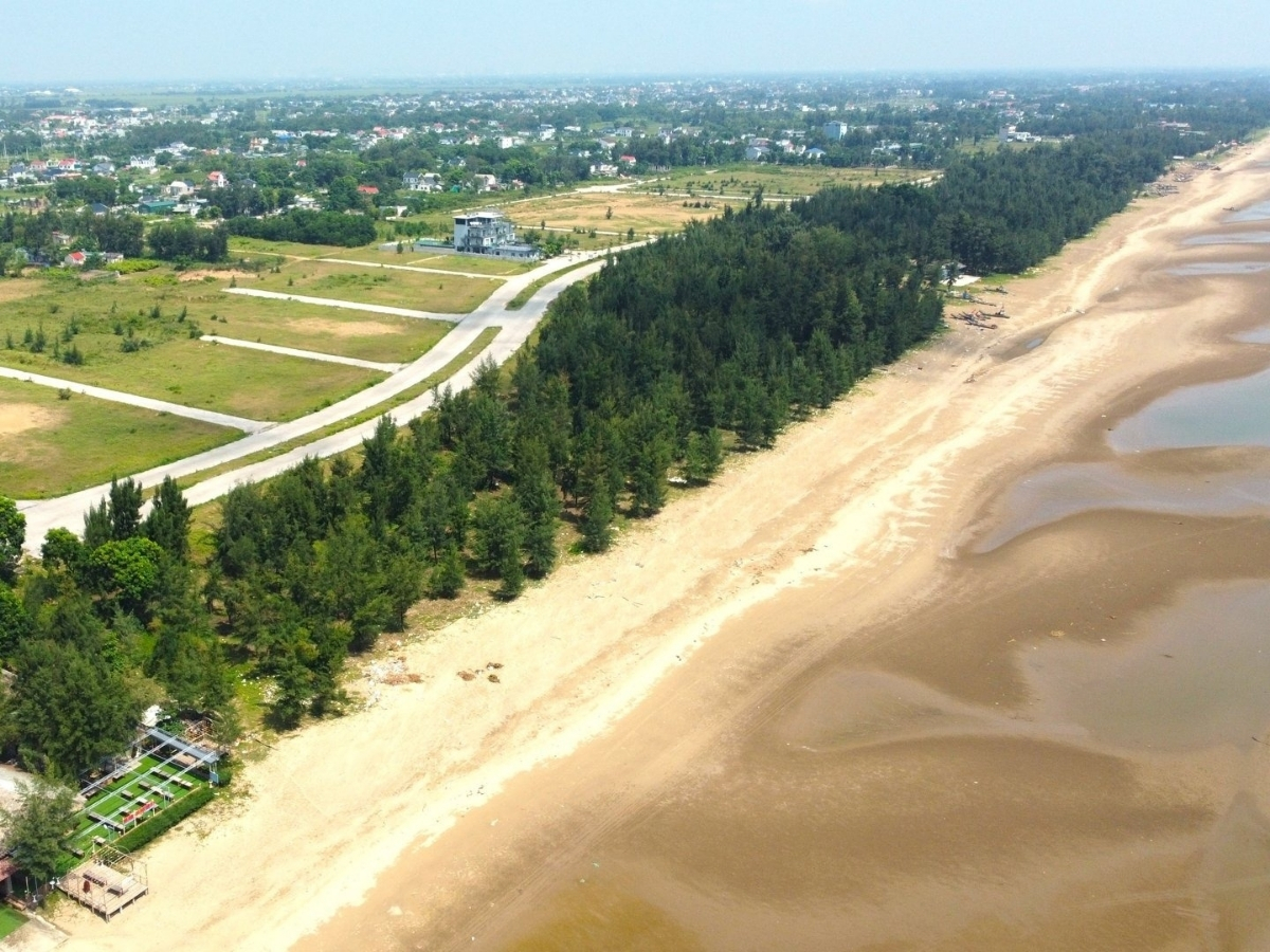 Bãi biển Thiên Trang vẫn giữ được vẻ đẹp tự nhiên, hoang sơ.