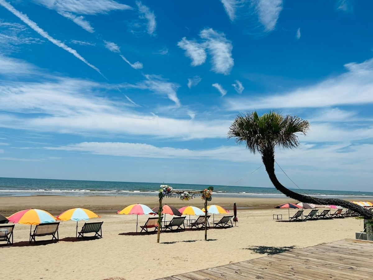 Bãi cát trắng tại biển Thiên Trang. 