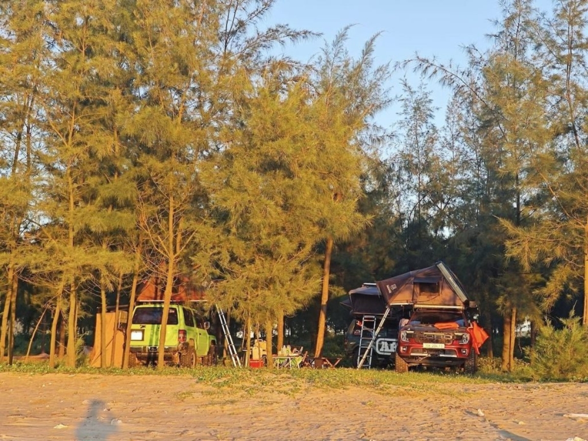 Nhiều du khách lựa chọn cắm trại tại biển Thiên Trang.