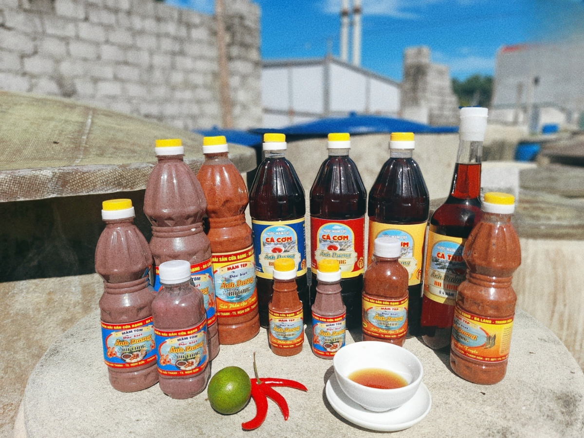 Các sản phẩm mắm truyền thống tại làng nghề. 