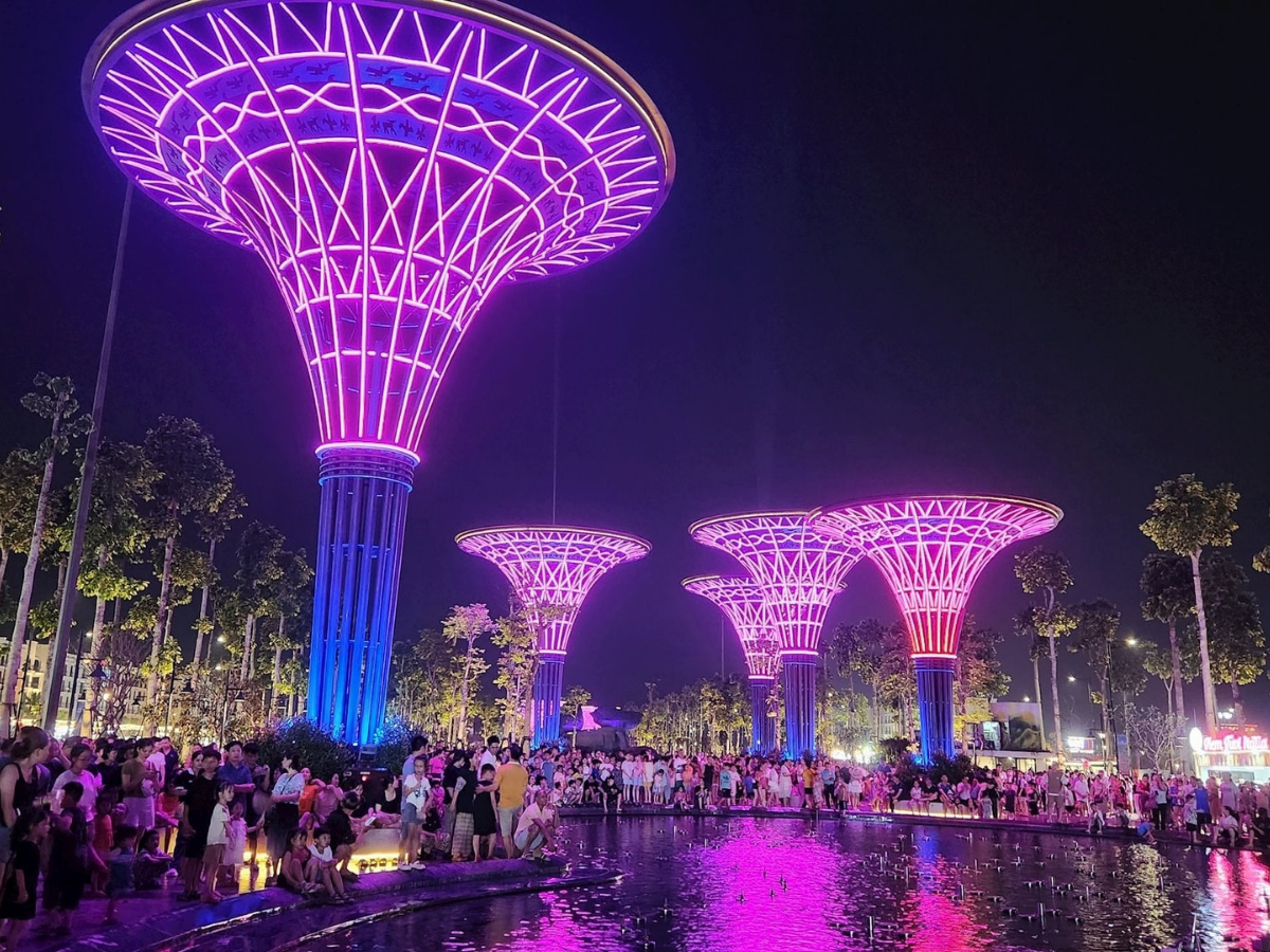 Đông đảo du khách ghé thăm quảng trường biển Sầm Sơn vào mỗi buổi tối.