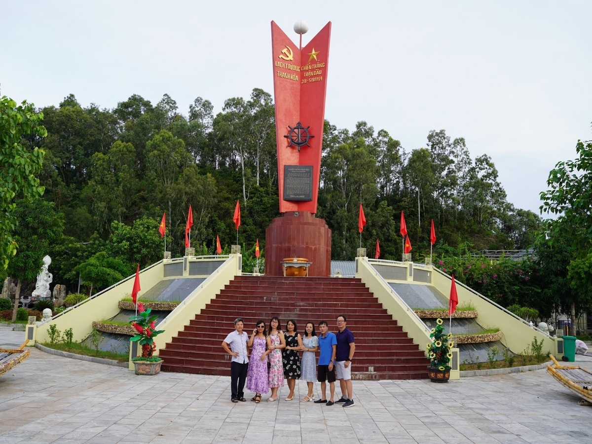 Đài tưởng niệm tại công viên văn hóa du lịch tâm linh Lạch Trường.