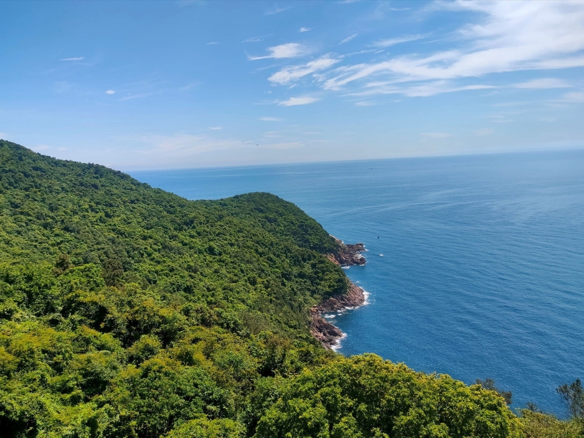 Đảo Hòn Mê nổi bật với vẻ đẹp thiên nhiên nguyên sơ.