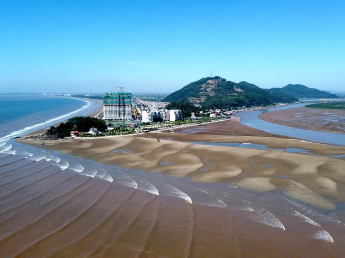 Biển Hoằng Trường là sự kết hợp giữa sông - núi - biển.