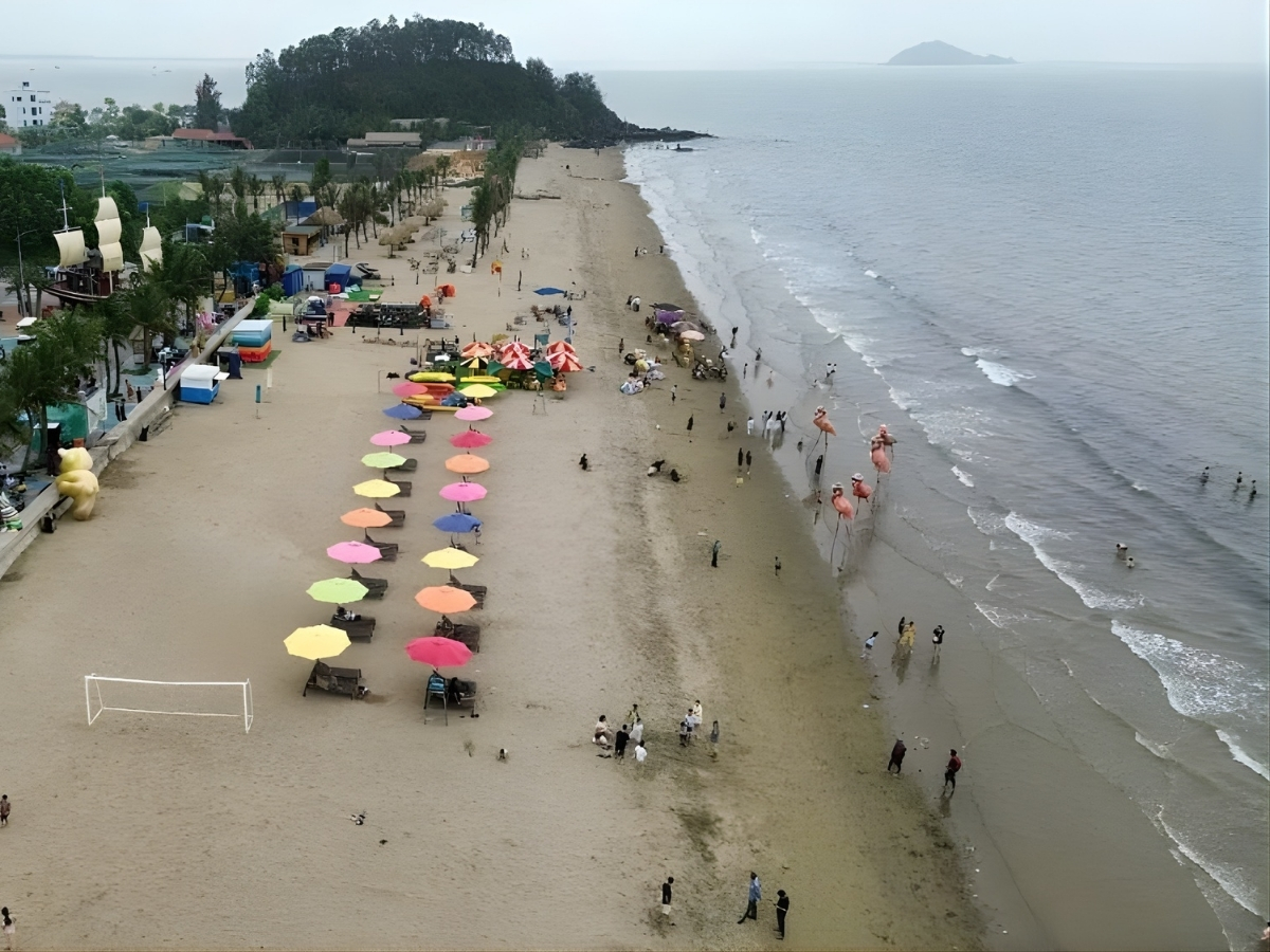 Không gian tại bãi biển Hoằng Trường.