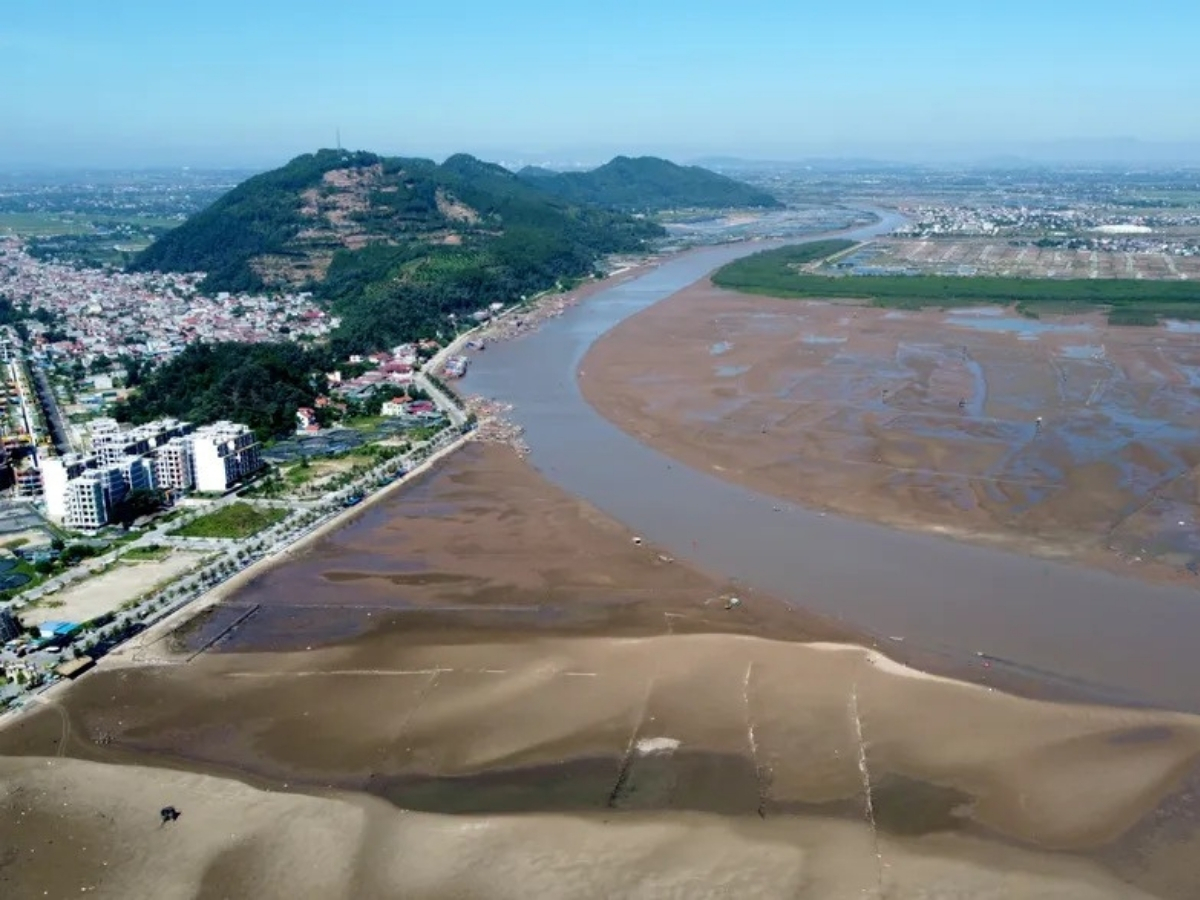 Bãi biển Hoằng Trường nằm tại xã Hoằng Tiến, Thanh Hóa.