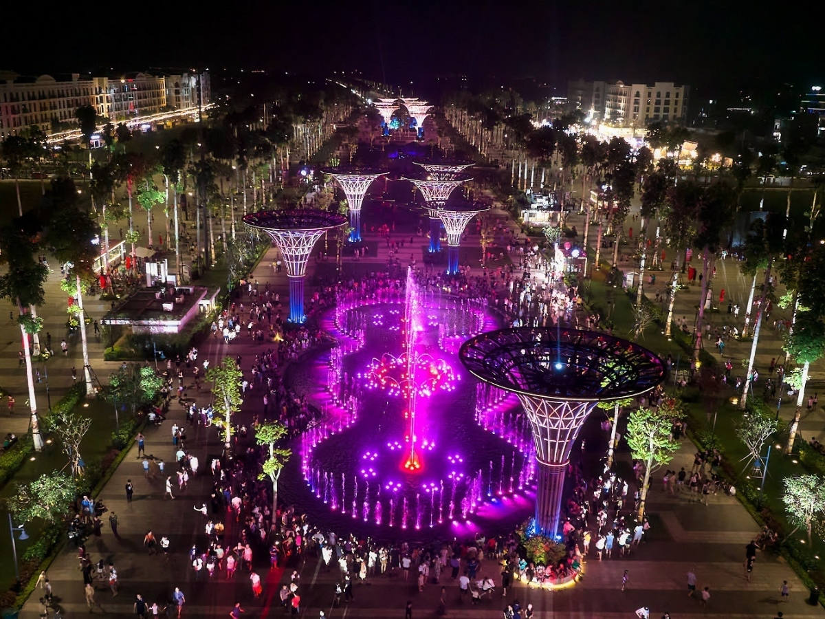 Quảng trường biển Sầm Sơn thu hút đông đảo du khách ghé thăm.