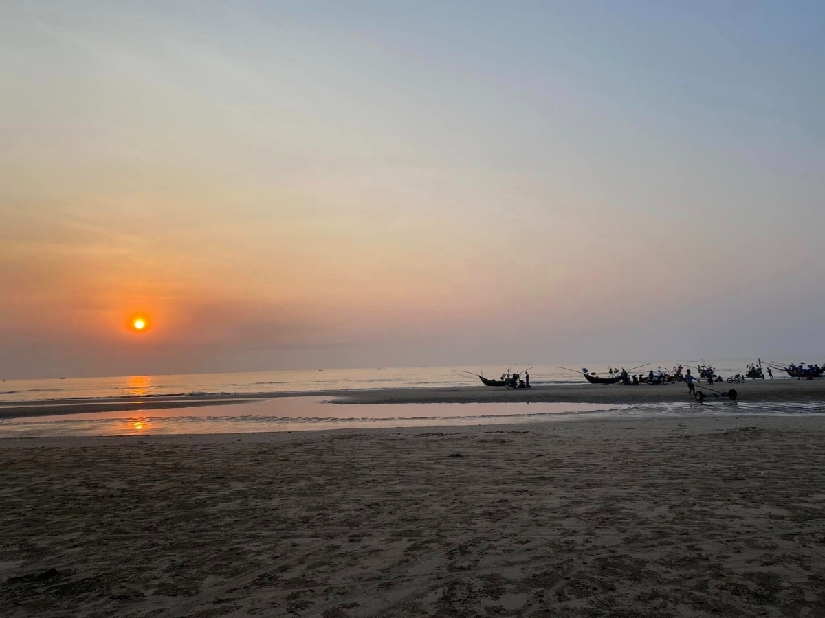 Khoảnh khắc mặt trời lên tại biển Hải Lĩnh.