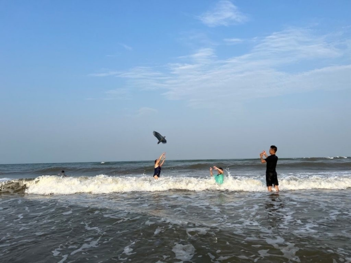 Trải nghiệm tắm biển tại bãi biển Hải Lĩnh.