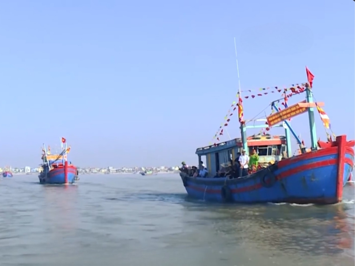 Lễ hội cầu ngư hàng năm của nhân dân với đền đức vua Thông Thủy Nẹ Sơn.