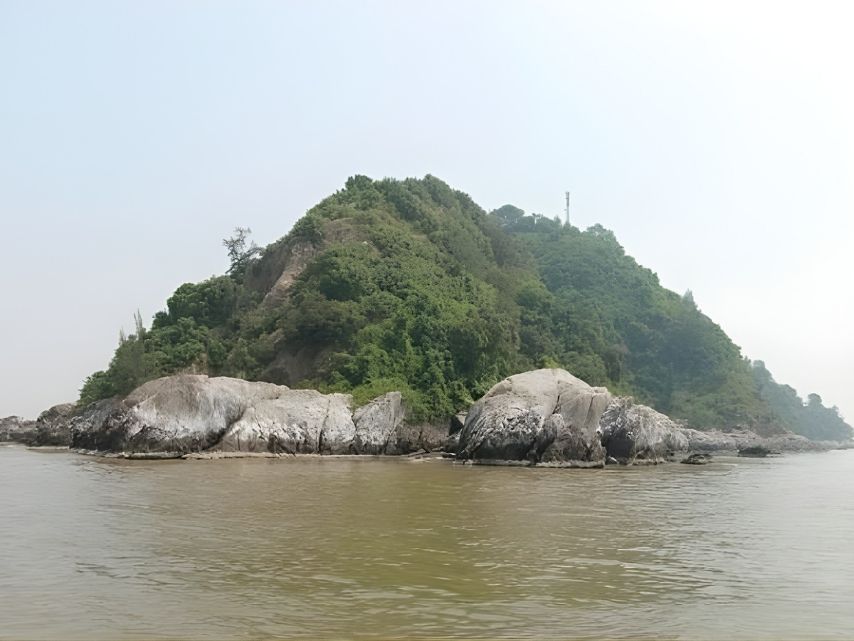 Đảo Nẹ cách đất liền Thanh Hóa khoảng 3 hải lý.