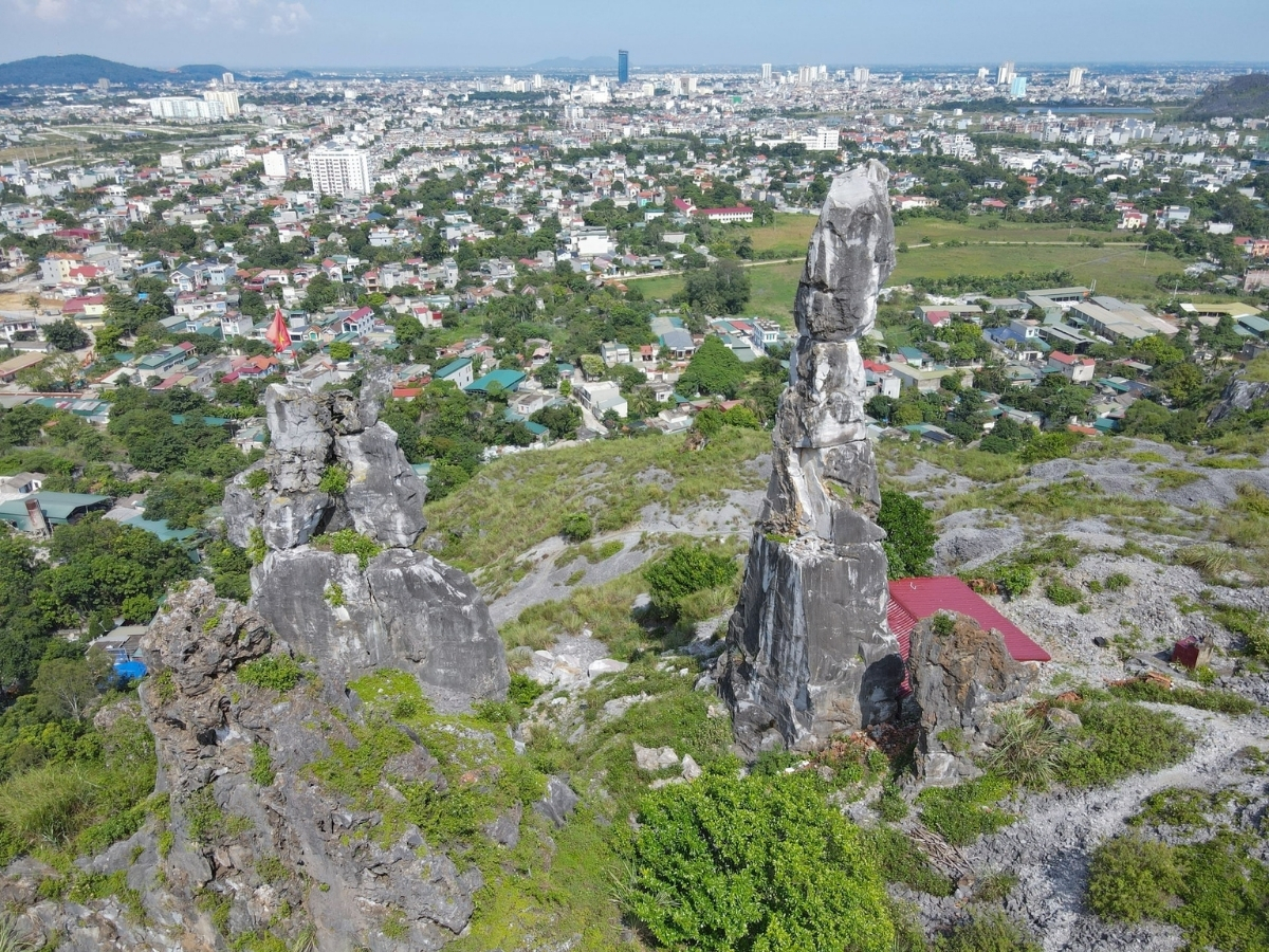 Toàn cảnh núi Nhồi nhìn từ trên cao xuống.