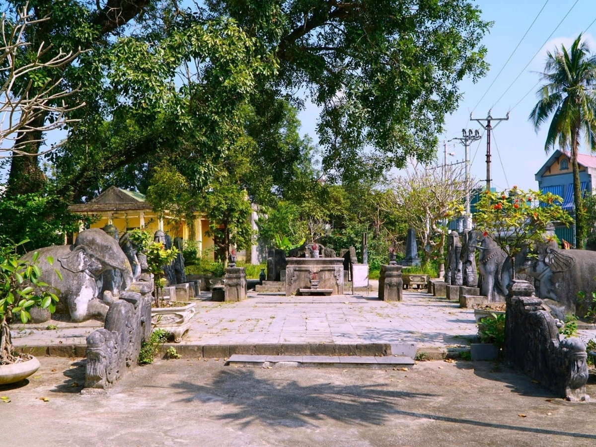 Không gian lăng Mãn Quận công Lê Trung Nghĩa.