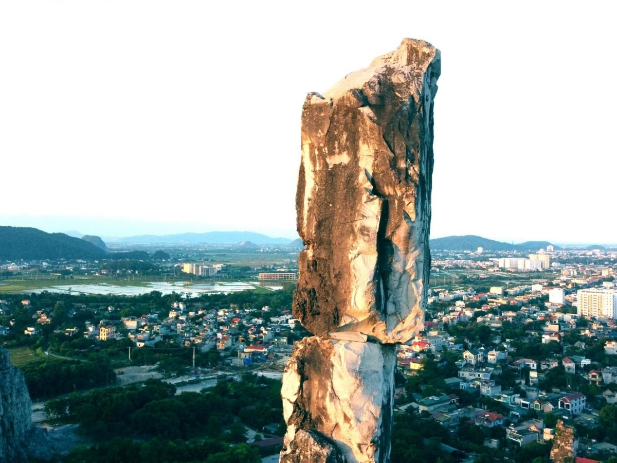 Núi Nhồi tọa lạc tại phường Hạc Thành, Thanh Hóa.