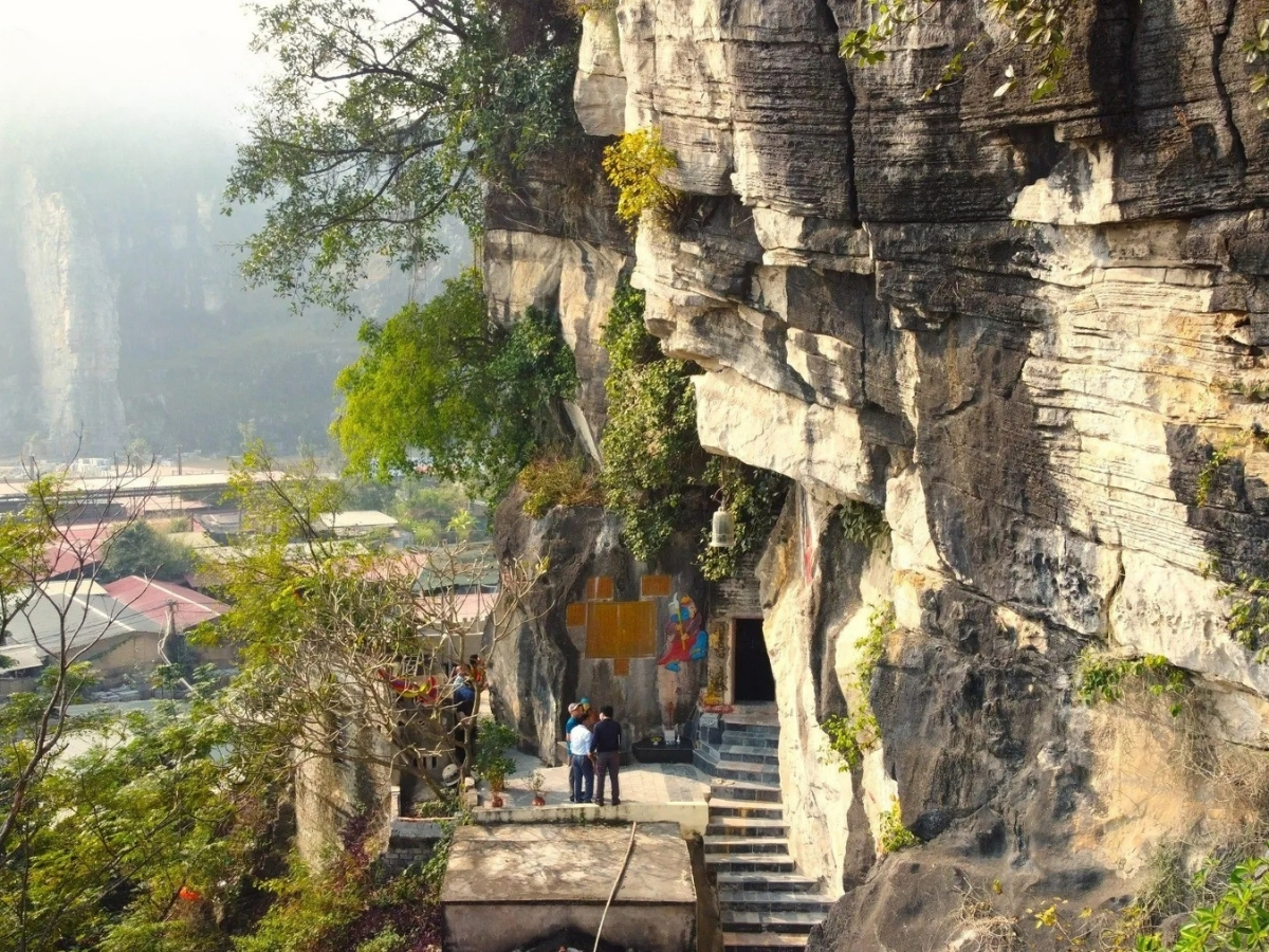 Chùa Quan Thánh nằm bên sườn núi.