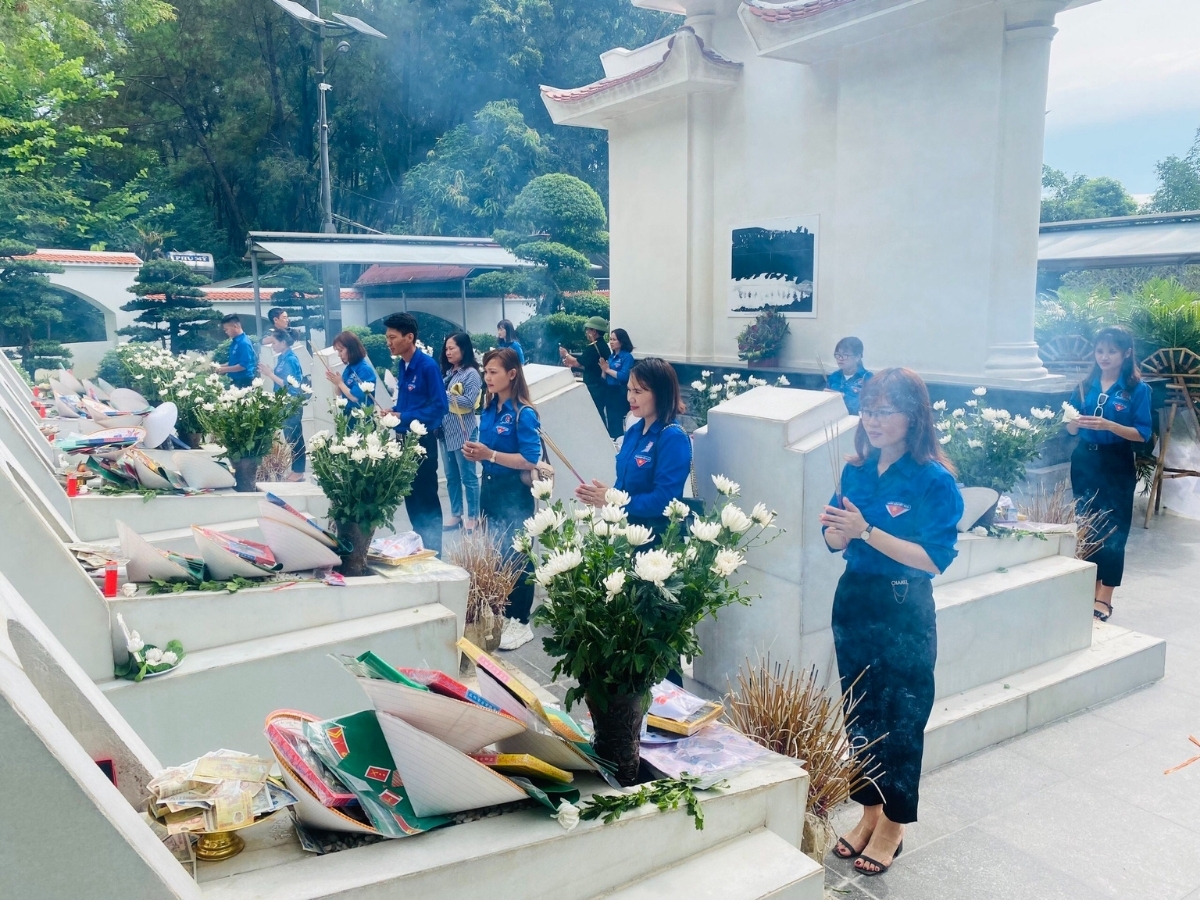 27/7 là dịp nhiều địa phương tổ chức tưởng niệm các anh hùng liệt sĩ.