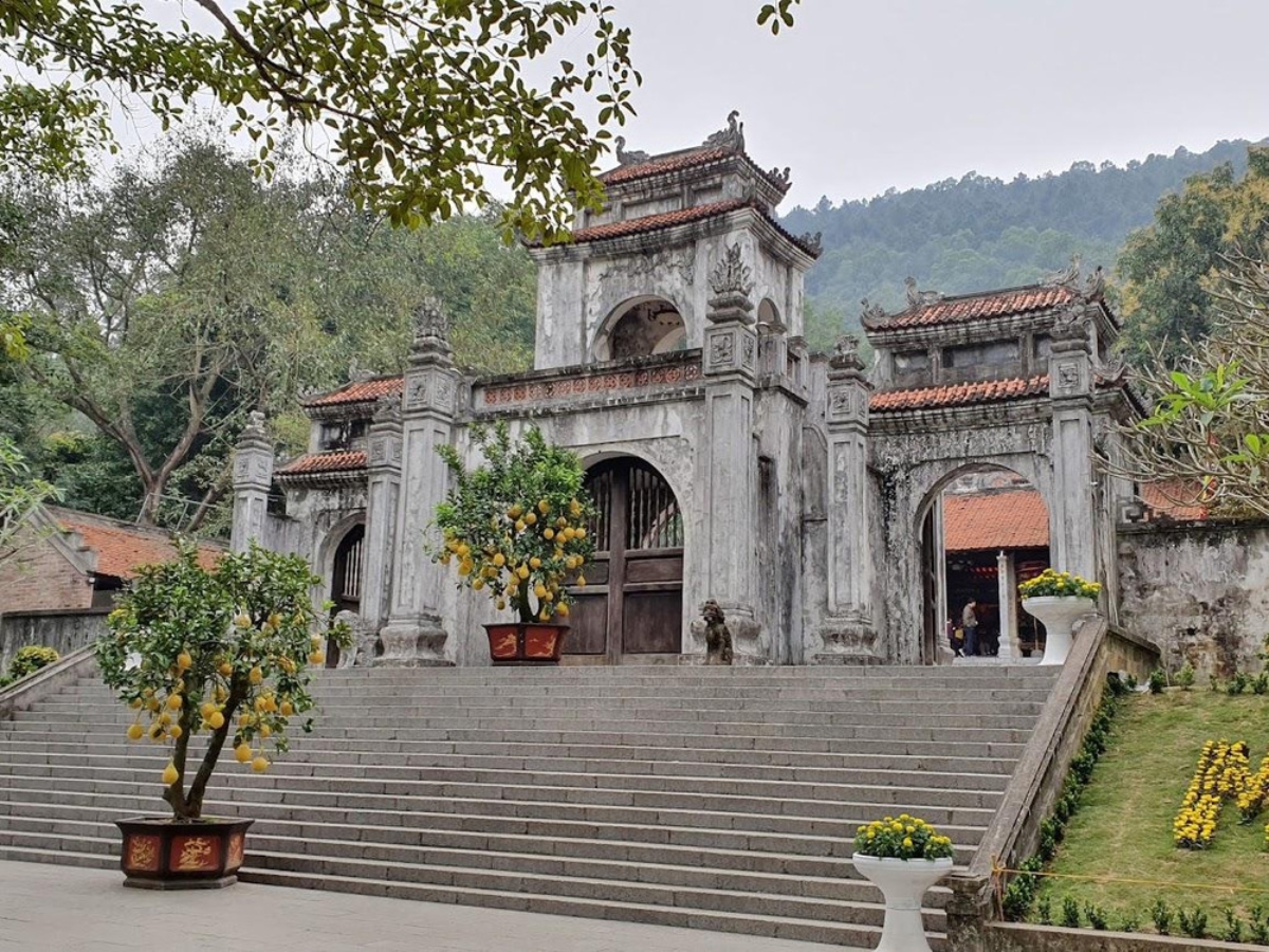 Khu rừng giữ vai trò bảo vệ đền Bà Triệu linh thiêng.