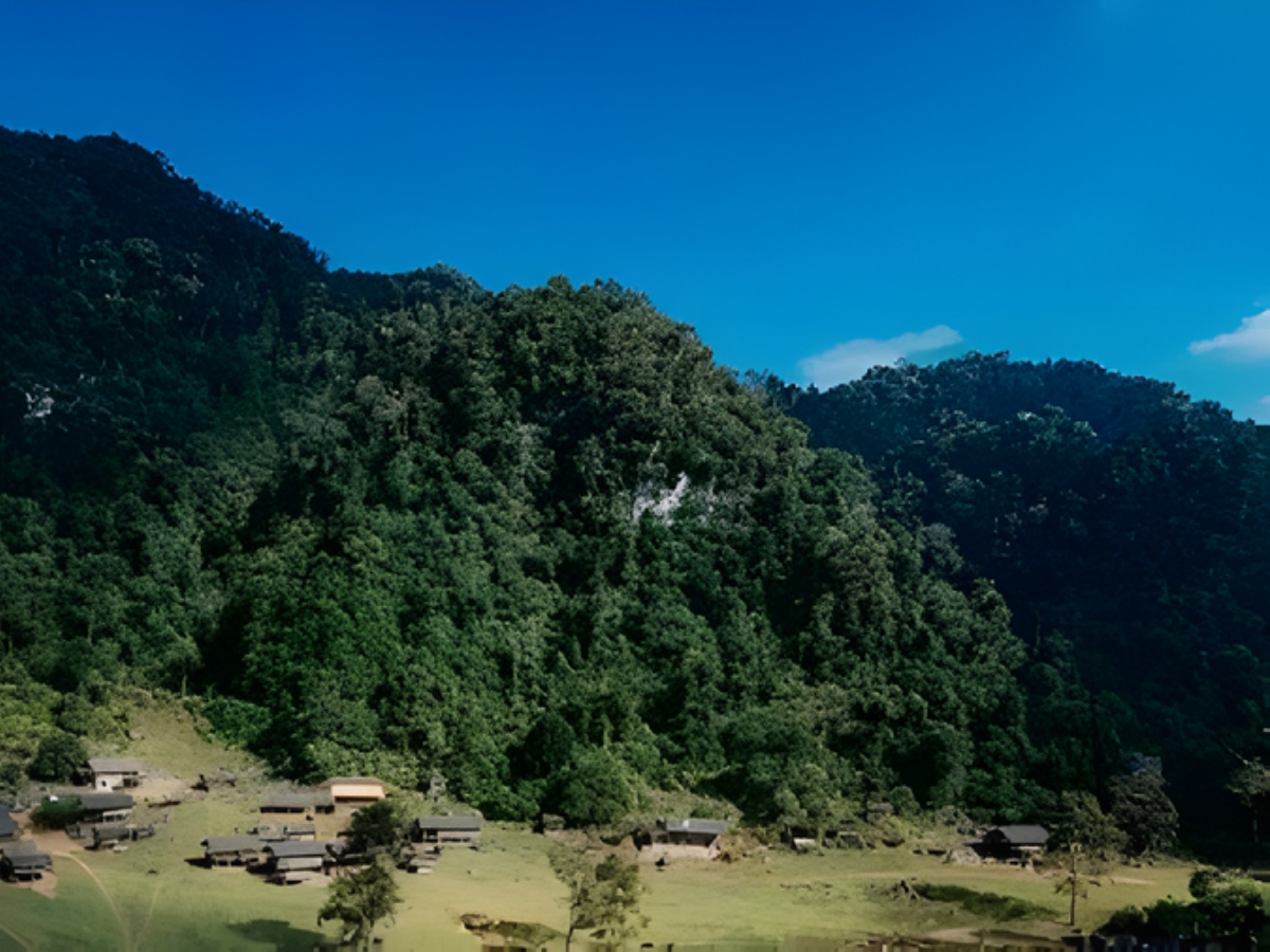 Núi Đọ nằm trên địa phận phường Đông Tiến, tỉnh Thanh Hóa