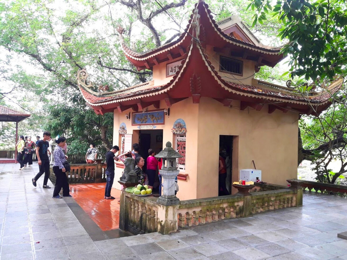 Kiến trúc của đền Sòng Sơn mang đậm dấu ấn văn hóa phong cách truyền thống của đình, đền Việt Nam. 