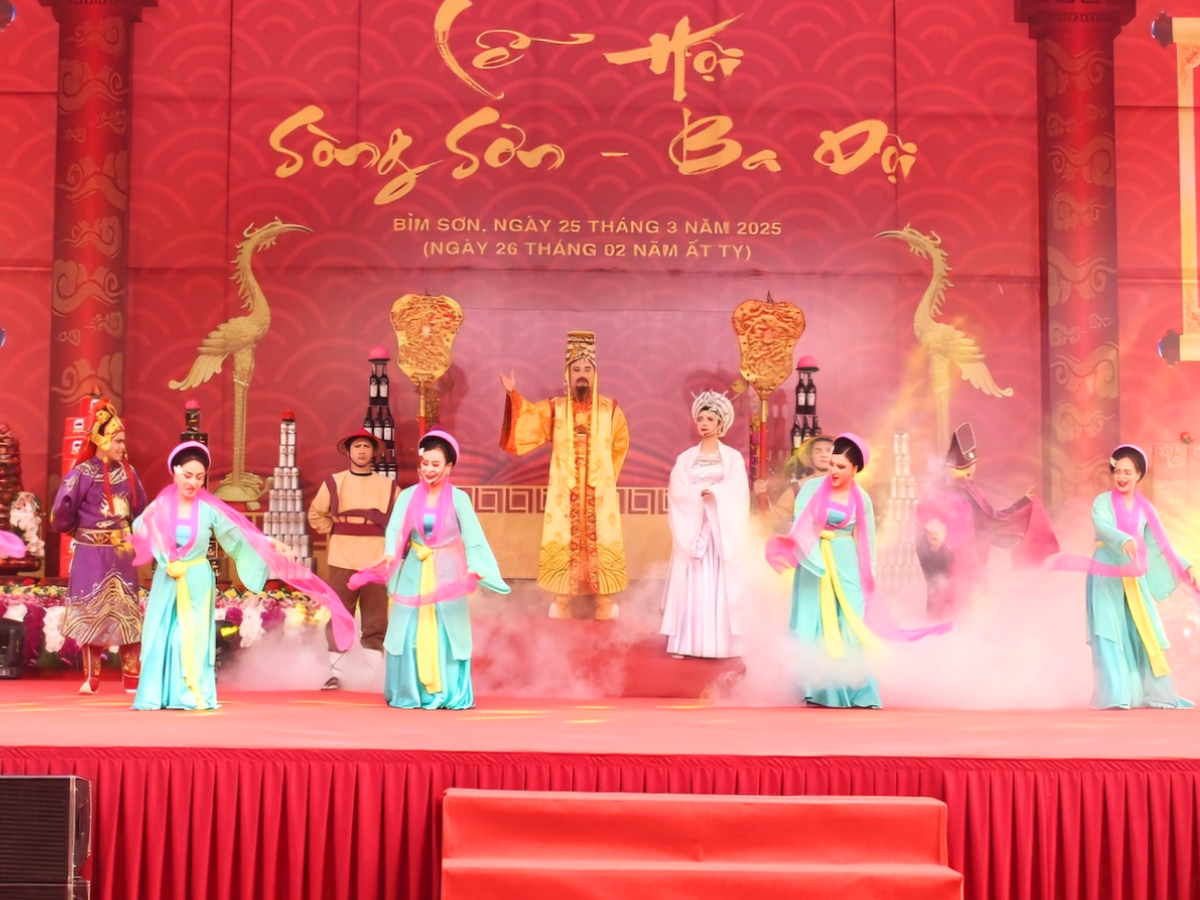 Lễ hội đền Sòng Sơn thu hút đông đảo khách, tạo nên bầu không khí linh thiêng, trang trọng. 