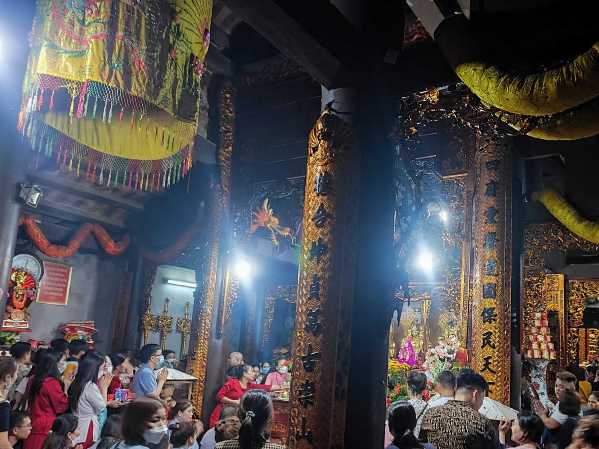 Du khách nên ưu tiên những bộ trang phục kín đáo, lịch sự với màu sắc nhẹ nhàng. (