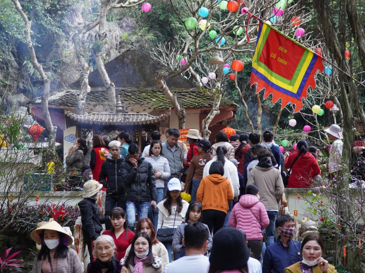 Mỗi mùa lễ hội, Phủ Na đón tiếp hàng chục nghìn lượt khách thập phương về cầu an, xin lộc. 